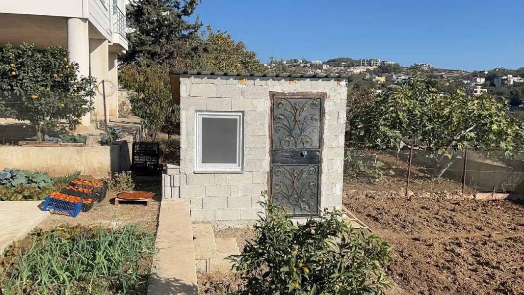 Mersin’de Engelli Ablaya 3 Katlı Evin Bahçesinde Kulübe! 5